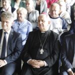 14.10.2022. Kielce. Międzynarodowy Dzień Białej Laski. Na zdjęciu (od lewej): Krzysztof Słoń - senator PiS, bp Jan Piotrowski - ordynariusz diecezji kieleckiej i Stefan Bąk - członek zarządu powiatu kieleckiego / fot. Jarosław Kubalski - Radio Kielce