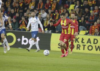 14.10.2022. Kielce. Mecz Korona Kielce - Stal Mielec. Na zdjęciu (z prawej): Dalibor Takać / Fot. Jarosław Kubalski - Radio Kielce