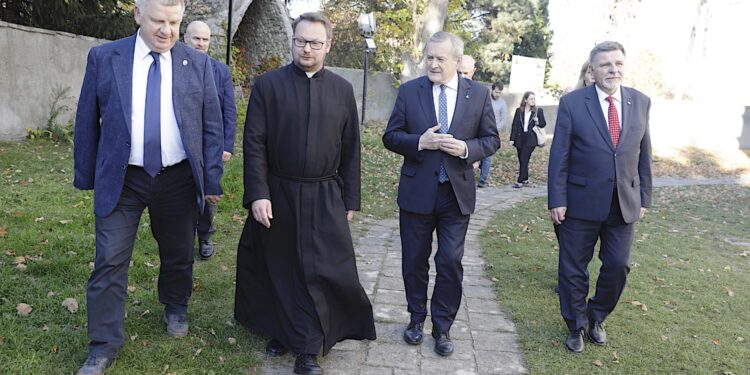 17.10.2022. Denków. Zwiedzanie XVIII-wiecznego kościoła pw. św. Stanisława Biskupa i Męczennika. Na zdjęciu (od lewej): senator Jarosław Rusiecki, Adam Gucwa - proboszcz parafii, prof. Piotr Gliński - wicepremier, minister kultury i dziedzictwa narodowego, poseł Andrzej Kryj / Fot. Jarosław Kubalski - Radio Kielce