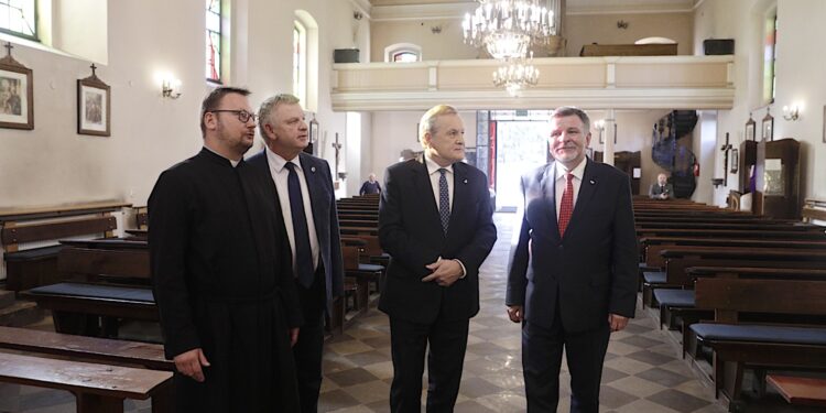 17.10.2022. Denków. Zwiedzanie XVIII-wiecznego kościoła pw. św. Stanisława Biskupa i Męczennika. Na zdjęciu (od lewej): Adam Gucwa - proboszcz parafii, senator Jarosław Rusiecki, prof. Piotr Gliński - wicepremier, minister kultury i dziedzictwa narodowego, poseł Andrzej Kryj / Fot. Jarosław Kubalski - Radio Kielce