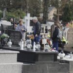30.10.2022. Kielce. Odwiedziny na cmentarzach. / Fot. Jarosław Kubalski - Radio Kielce