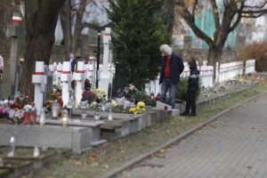 30.10.2022. Kielce. Odwiedziny na cmentarzach. / Fot. Jarosław Kubalski - Radio Kielce