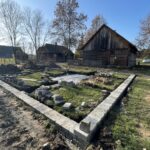 31.10.2022. Tokarnia. Prace nad postawieniem „Kałamarzyka” / Fot. Jarosław Kubalski - Radio Kielce