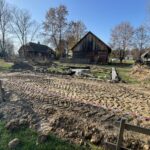 31.10.2022. Tokarnia. Prace nad postawieniem „Kałamarzyka” / Fot. Jarosław Kubalski - Radio Kielce