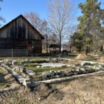 31.10.2022. Tokarnia. Prace nad postawieniem „Kałamarzyka” / Fot. Jarosław Kubalski - Radio Kielce