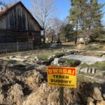 31.10.2022. Tokarnia. Prace nad postawieniem „Kałamarzyka” / Fot. Jarosław Kubalski - Radio Kielce