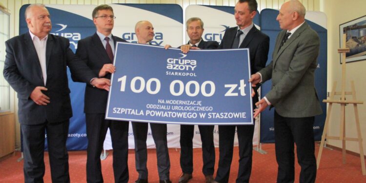 06.10.2022. Staszów. Przekazanie funduszy dla staszowskiego szpitala. Na zdjęciu (od lewej): : Tomasz Zych - zastępca dyrektora Szpitala Powiatowego w Staszowie, Paweł Wojtasik - dyrektor Szpitala Powiatowego w Staszowie, lek. med. Piotr Zagórski - zastępca dyrektora Szpitala Powiatowego w Staszowie ds. lecznictwa, Józef Żółciak - starosta staszowski, Łukasz Komendera - prezes zarządu Grupy Azoty „Siarkopol” i Andrzej Zieliński - członek zarządu Grupy Azoty „Siarkopol” / Fot. Marta Gajda-Kruk - Radio Kielce