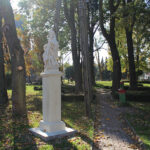 13.10.2022. Skalbmierz. Zabytkowa figura św. Dominika na skwerze Stanisława ze Skalbmierza / Fot. Marta Gajda-Kruk Radio Kielce