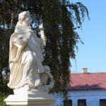 13.10.2022. Skalbmierz. Zabytkowa figura św. Dominika na skwerze Stanisława ze Skalbmierza / Fot. Marta Gajda-Kruk Radio Kielce