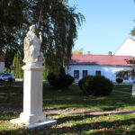 13.10.2022. Skalbmierz. Zabytkowa figura św. Dominika na skwerze Stanisława ze Skalbmierza / Fot. Marta Gajda-Kruk Radio Kielce