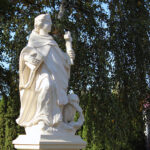 13.10.2022. Skalbmierz. Zabytkowa figura św. Dominika na skwerze Stanisława ze Skalbmierza / Fot. Marta Gajda-Kruk Radio Kielce