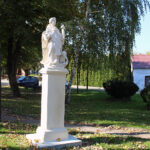 13.10.2022. Skalbmierz. Zabytkowa figura św. Dominika na skwerze Stanisława ze Skalbmierza / Fot. Marta Gajda-Kruk Radio Kielce