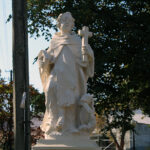 13.10.2022. Skalbmierz. Zabytkowa figura św. Dominika na skwerze Stanisława ze Skalbmierza / Fot. Marta Gajda-Kruk Radio Kielce