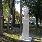 13.10.2022. Skalbmierz. Zabytkowa figura św. Dominika na skwerze Stanisława ze Skalbmierza / Fot. Marta Gajda-Kruk Radio Kielce