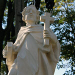 13.10.2022. Skalbmierz. Zabytkowa figura św. Dominika na skwerze Stanisława ze Skalbmierza / Fot. Marta Gajda-Kruk Radio Kielce