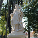 13.10.2022. Skalbmierz. Zabytkowa figura św. Dominika na skwerze Stanisława ze Skalbmierza / Fot. Marta Gajda-Kruk Radio Kielce