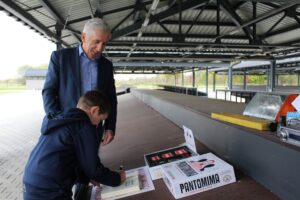 16.10.2022. Kazimierza Wielka. Wyprzedaż garażowa. Na zdjęciu: Adam Bodzioch - burmistrz Kazimierzy Wielkiej / fot. Marta Gajda-Kruk - Radio Kielce