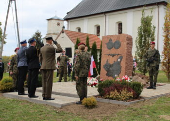 16.10.2022. Kocin. Oddanie hołdu angielskim i południowoafrykańskim lotnikom poległym w październiku 1944 roku w katastrofie „Liberatora” / Fot. Marta Gajda-Kruk – Radio Kielce