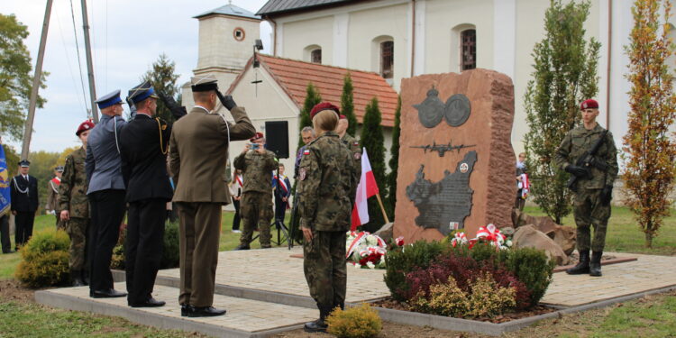 16.10.2022. Kocin. Oddanie hołdu angielskim i południowoafrykańskim lotnikom poległym w październiku 1944 roku w katastrofie „Liberatora” / Fot. Marta Gajda-Kruk – Radio Kielce