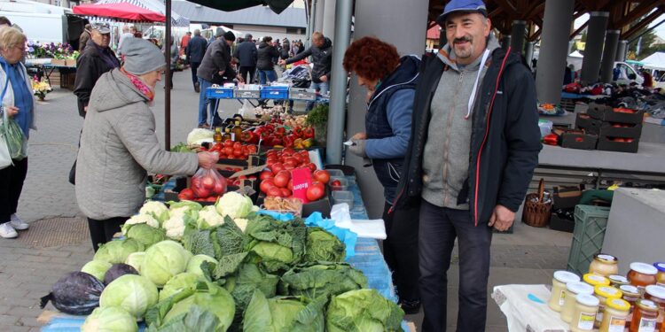19.10.2022. Busko-Zdrój. Plac targowy przy ulicy Stawowej / Fot. Marta Gajda-Kruk / Radio Kielce