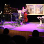 28.10.2022. Pińczów. Słowno-muzyczne wspomnienia o prekursorze muzyki jazzowej Leopoldzie Tyrmandzie zainaugurowały tegoroczne, 18. Zaduszki Jazzowe w Pińczowie. / Fot. Marta Gajda-Kruk - Radio Kielce