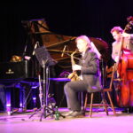 28.10.2022. Pińczów. Słowno-muzyczne wspomnienia o prekursorze muzyki jazzowej Leopoldzie Tyrmandzie zainaugurowały tegoroczne, 18. Zaduszki Jazzowe w Pińczowie. / Fot. Marta Gajda-Kruk - Radio Kielce