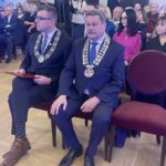 22.10.2022. Sandomierz. Uroczystość wręczenia nagród w Muzeum Zamkowym. Na zdjęciu (od lewej): Marcin Marzec - burmistrz Sandomierza, Wojciech Czerwiec - przewodniczący rady miasta. / Fot. Grażyna Szlęzak - Radio Kielce