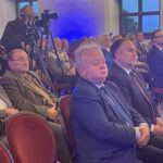 22.10.2022. Sandomierz. Uroczystość wręczenia nagród w Muzeum Zamkowym. Na zdjęciu (od lewej, w pierwszym rzędzie): Krzysztof Szatan - przewodniczący klubu PiS w radzie miasta i poseł Marek Kwitek. / Fot. Grażyna Szlęzak - Radio Kielce