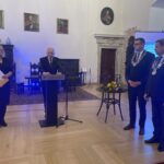 22.10.2022. Sandomierz. Uroczystość wręczenia nagród w Muzeum Zamkowym. Na zdjęciu (od lewej): Grażyna Milarska - laureatka Nagrody Bonum Publicum, prof. Stanisław Adamczak - przewodniczący Kapituły, Marcin Marzec - burmistrz Sandomierza, Wojciech Czerwiec - przewodniczący rady miasta. / Fot. Grażyna Szlęzak - Radio Kielce