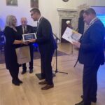22.10.2022. Sandomierz. Uroczystość wręczenia nagród w Muzeum Zamkowym. Na zdjęciu (od lewej): Grażyna Milarska - laureatka Nagrody Bonum Publicum, prof. Stanisław Adamczak - przewodniczący Kapituły, Marcin Marzec - burmistrz Sandomierza, Wojciech Czerwiec - przewodniczący rady miasta. / Fot. Grażyna Szlęzak - Radio Kielce