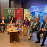 23.10.2022. Staszów. Spotkanie z wiceminister Anną Krupką. Na zdjęciu (od lewej): Jerzy Adamkiewicz - kierownik ARiMR w Staszowie, Anna Adamczyk - wicedyrektor biura, Tadeusz Jakubowski - dyrektor KRUS w Kielcach, Anna Krupka - wiceminister sportu i turystyki, Agnieszka Wojdan - prezes zarządu Enea Połaniec, Leszek Kopeć - burmistrz Staszowa. / Fot. Grażyna Szlęzak - Radio Kielce