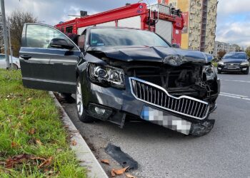 25.10.2022. Kielce. Zderzenie dwóch samochodów na ulicy Grunwaldzkiej / Fot. Wiktor Taszłow - Radio Kielce
