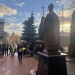 25.10.2022. Staszów. Pierwsza rocznica ustanowienia św. Jana Pawła II patronem miasta. / Fot. Grażyna Szlęzak - Radio Kielce