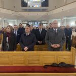 25.10.2022. Staszów. Pierwsza rocznica ustanowienia św. Jana Pawła II patronem miasta. Na zdjęciu (od lewej): Ewa Kondek - wiceburmistrz Staszowa, Leszek Kopeć - burmistrz Staszowa, Ireneusz Kwiecjasz -przewodniczący rady miasta. / Fot. Grażyna Szlęzak - Radio Kielce