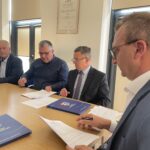 Sandomierz. Starostwo powiatowe. Podpisanie umów na inwestycje drogowe. Na zdjęciu (od lewej): Witold Stefaniak - przewodniczący komisji drogownictwa w Radzie Powiatu Sandomierskiego, Ryszard Chadała - wiceprezes konsorcjum firm PBI Inwestycje S.A, prezes firmy Drokam Tomasz Wojtas, Piotr Martyniak - dyrektor Powiatowego Zarządu Dróg, starosta sandomierski Marcin Piwnik / Fot. Grażyna Szlęzak - Radio Kielce