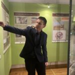 28.10.2022. Sandomierz. Muzeum Zamkowe. Wystawa archeologiczna. Na zdjęciu kurator wystaw dr Wojciech Rajpold - adiunkt w Muzeum Zamkowym w Sandomierzu. / Fot. Grażyna Szlęzak - Radio Kielce
