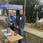 29.10.2022. Sandomierz. Kwesta. Na zdjęciu (od lewej): Janusz Sobolewski - prezes Społecznego Komitetu Odnowy Cmentarza Katedralnego, Wojciech Czerwiec -, wiceprezes. / Fot. Grażyna Szlęzak - Radio Kielce