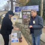 Sandomierz. Kwesta. Na zdjęciu (od lewej): Grażyna Adamiak i Wojciech Czerwiec - wiceprezes Społecznego Komitetu Odnowy Cmentarza Katedralnego. / Fot. Grażyna Szlęzak - Radio Kielce