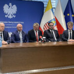 14.10.2022. Kielce. Konferencja prasowa dotycząca powstania Wydziału Zwalczania Przestępczości Środowiskowej w strukturach Wojewódzkiego Inspektoratu Ochrony Środowiska. Na zdjęciu (od lewej): Witold Bruzda - Świętokrzyski Wojewódzki Inspektor Ochrony Środowiska, Rafał Nowak – wicewojewoda świętokrzyski, Zbigniew Koniusz - wojewoda świętokrzyski, Krzysztof Gołębiewski - p.o. zastępcy Głównego Inspektora Ochrony Środowiska, Krzysztof Słoń - senator PiS / Fot. Monika Miller – Radio Kielce