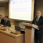 04.10.2022. Kielce. Starostwo Powiatowe. Konwent samorządów województwa świętokrzyskiego. Na zdjęciu (przemawia): Tomasz Pleban - wicestarosta kielecki / Fot. Starostwo Powiatowe w Kielcach