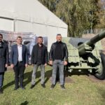 12.10.2022. Starachowice. Przekazanie armaty Schneider 105 w depozyt dla muzeum. Na zdjęciu (od lewej): dyrektor MPiT Paweł Kołodziejski, starosta starachowicki Piotr Babicki, Dominik Pater i Paweł Pater właściciele firmy Star San Duo / Fot. Anna Głąb – Radio Kielce