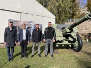 12.10.2022. Starachowice. Przekazanie armaty Schneider 105 w depozyt dla muzeum. Na zdjęciu (od lewej): dyrektor MPiT Paweł Kołodziejski, starosta starachowicki Piotr Babicki, Dominik Pater i Paweł Pater właściciele firmy Star San Duo / Fot. Anna Głąb – Radio Kielce