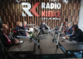 03.10.2022. Kielce. Studio Polityczne Radia Kielce. Na zdjęciu (od lewej): Krzysztof Sławiński - PO KO, Łukasz Wasilewski - Konfederacja Ruch Narodowy, poseł Czesław Siekierski - PSL KP, Michał Kita - Radio Kielce, senator Krzysztof Słoń - PiS, Mateusz Brzeziński - Nowa Lewica / Fot. Wiktor Taszłow - Radio Kielce