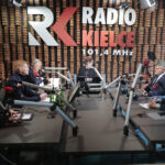 03.10.2022. Kielce. Studio Polityczne Radia Kielce. Na zdjęciu (od lewej): Krzysztof Sławiński - PO KO, Łukasz Wasilewski - Konfederacja Ruch Narodowy, poseł Czesław Siekierski - PSL KP, Michał Kita - Radio Kielce, senator Krzysztof Słoń - PiS, Mateusz Brzeziński - Nowa Lewica / Fot. Wiktor Taszłow - Radio Kielce