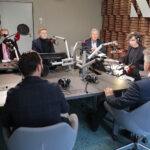 03.10.2022. Kielce. Studio Polityczne Radia Kielce. Na zdjęciu (od lewej): Krzysztof Sławiński - PO KO, Łukasz Wasilewski - Konfederacja Ruch Narodowy, poseł Czesław Siekierski - PSL KP, Michał Kita - Radio Kielce, senator Krzysztof Słoń - PiS, Mateusz Brzeziński - Nowa Lewica / Fot. Wiktor Taszłow - Radio Kielce