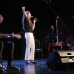 03.10.2022. Kielce. Benefis z okazji 40-lat pracy zawodowej Jacka Mąki. Na zdjęciu (od prawej): Jacek Mąka - aktor, Kornelia Patro / Fot. Wiktor Taszłow – Radio Kielce