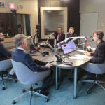 03.10.2022. Kielce. Studio Polityczne Radia Kielce. Na zdjęciu (od lewej): Mateusz Brzeziński - Nowa Lewica, senator Krzysztof Słoń, Michał Kita - Radio Kielce, poseł Czesław Siekierski - PSL KP, Łukasz Wasilewski - Konfederacja Ruch Narodowy, Krzysztof Sławiński - PO KO / Fot. Wiktor Taszłow - Radio Kielce