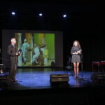 03.10.2022. Kielce. Benefis z okazji 40-lat pracy zawodowej Jacka Mąki. Na zdjęciu (od lewej): Antoni Wit Chamera, Anna Antoniewicz - aktorka, Jacek Mąka - aktor / Fot. Wiktor Taszłow – Radio Kielce