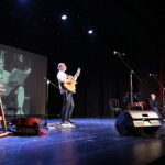 03.10.2022. Kielce. Benefis z okazji 40-lat pracy zawodowej Jacka Mąki. Na zdjęciu (od lewej): Piotr Restecki, Jacek Mąka - aktor / Fot. Wiktor Taszłow – Radio Kielce