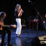 03.10.2022. Kielce. Benefis z okazji 40-lat pracy zawodowej Jacka Mąki. Na zdjęciu (od prawej): Jacek Mąka - aktor, Kornelia Patro / Fot. Wiktor Taszłow – Radio Kielce